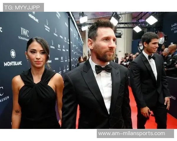 安东内拉社媒分享与梅西甜蜜合影为国家队加油助威