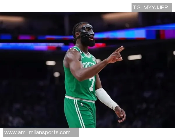 杰伦布朗半场表现全面9分9板6助助力球队攻防两端